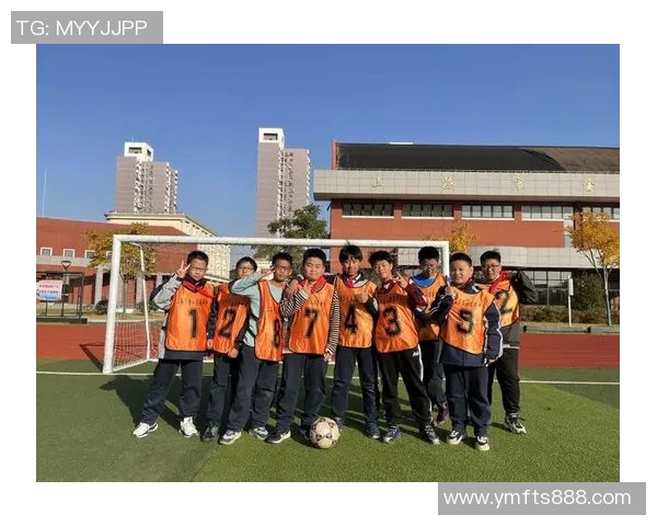 在踢足球的天堂里追逐梦想与激情的青春岁月